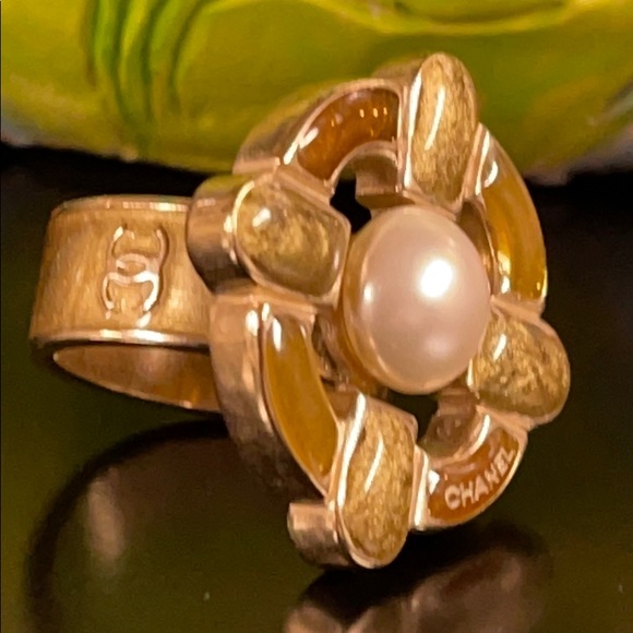 WOW POSHMARK - Authentic CHANEL Supermodel Showstopper Golden Pearl Ring - Picture 2 of 16